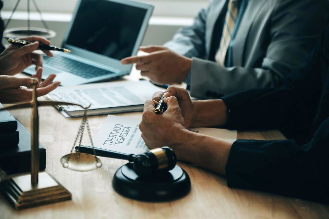 Arbitration vs Court Litigation in the UAE: How Businesses Can Choose the Right Dispute Resolution Route